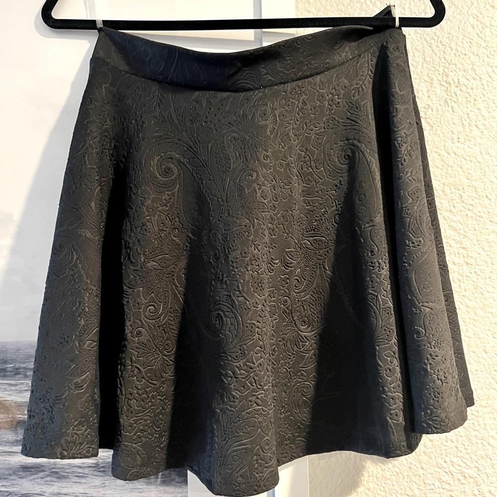ROMEO & JULIET Couture: Black A-Line Skirt Sz: M